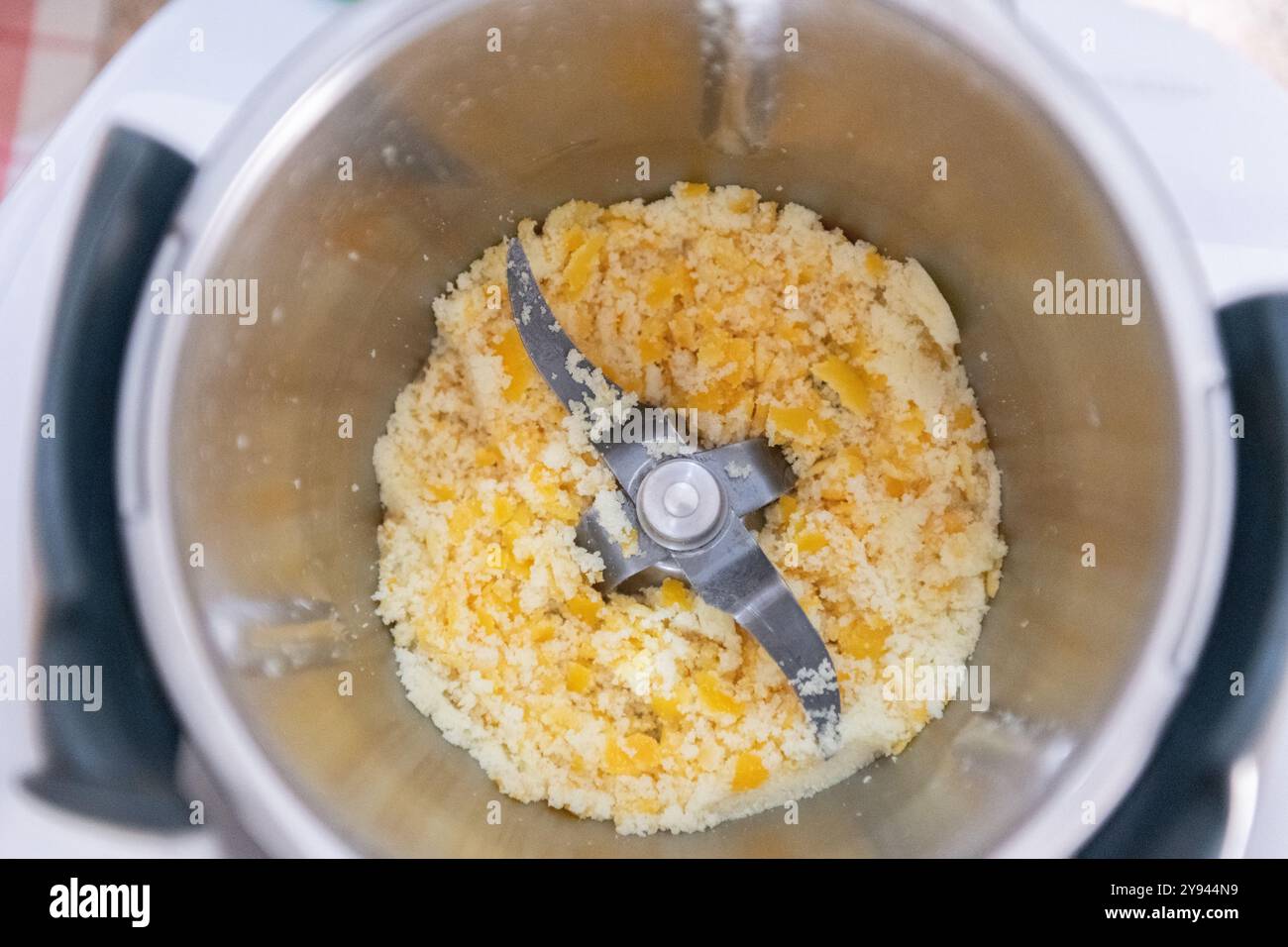 L'immagine cattura le fasi iniziali della preparazione di una torta dei tre Re, mostrando gli ingredienti miscelati in una ciotola in acciaio inossidabile Foto Stock