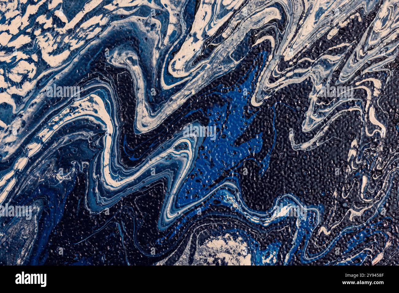 Questa immagine presenta una straordinaria texture astratta in marmo con dettagli turbolenti di blu, bianco e scuro. I modelli fluidi e ondulati creano un senso di Foto Stock