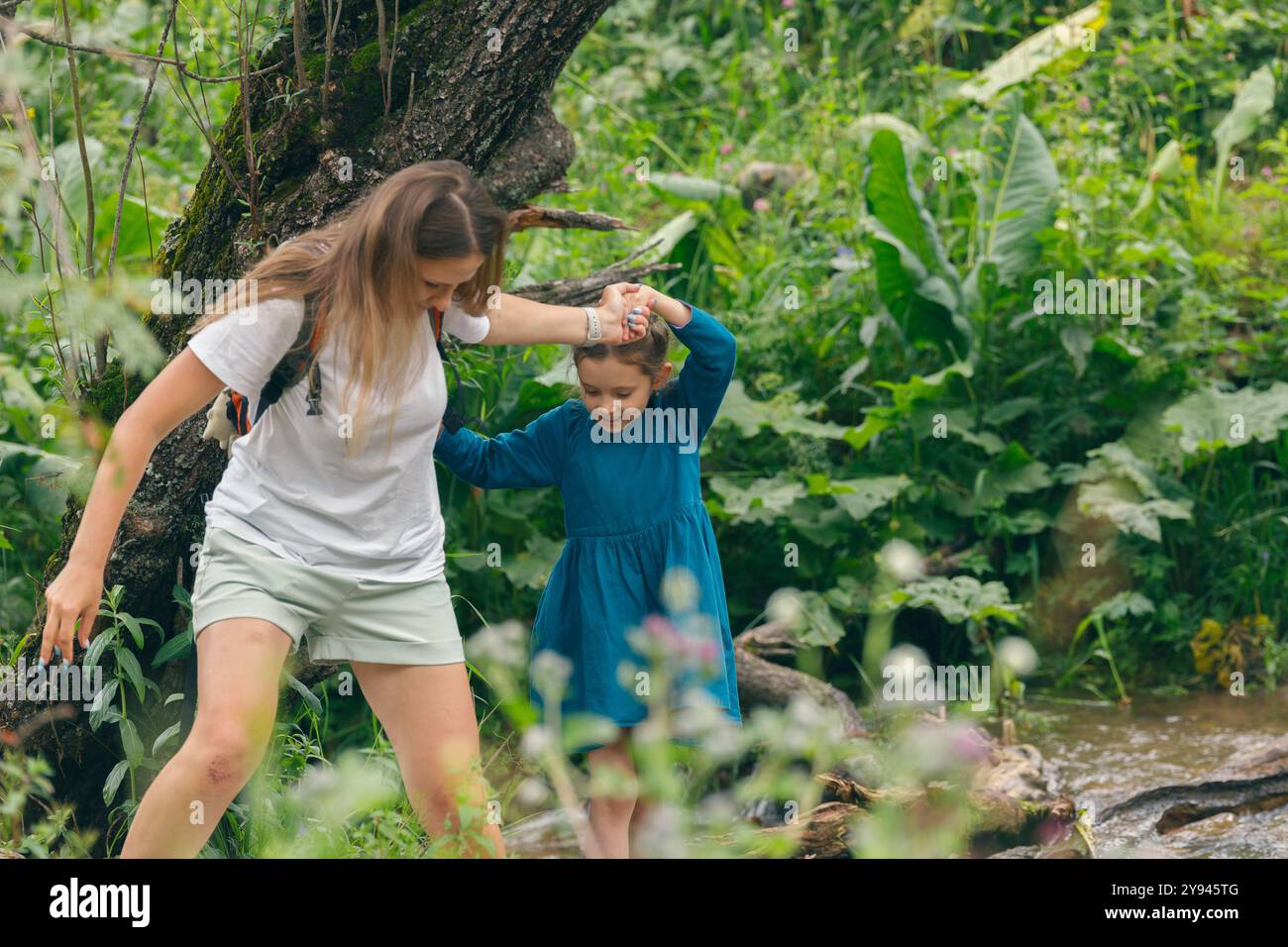 Momenti di gioia Una madre e sua figlia che si godono i grandi spazi aperti mentre esplorano la natura insieme Foto Stock