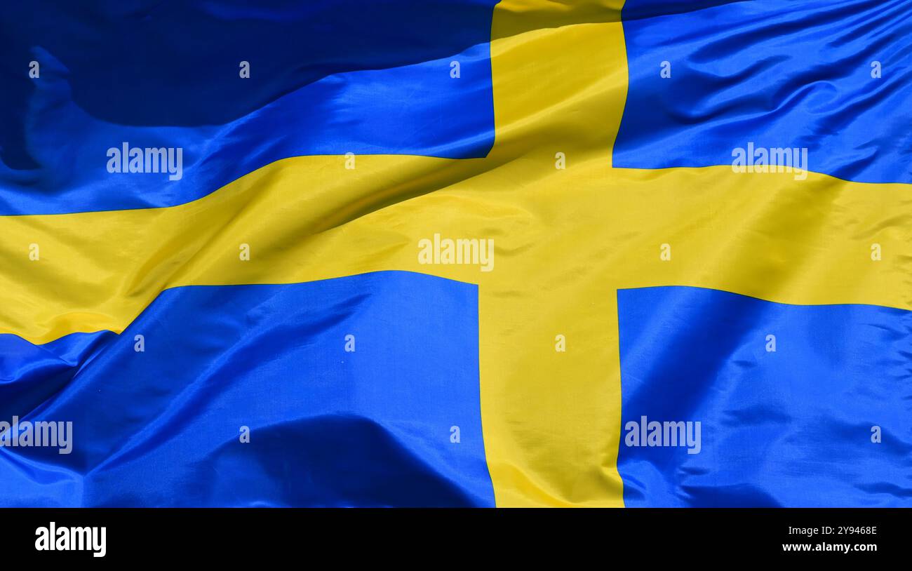 La bandiera della Svezia fluttua nel vento Foto Stock
