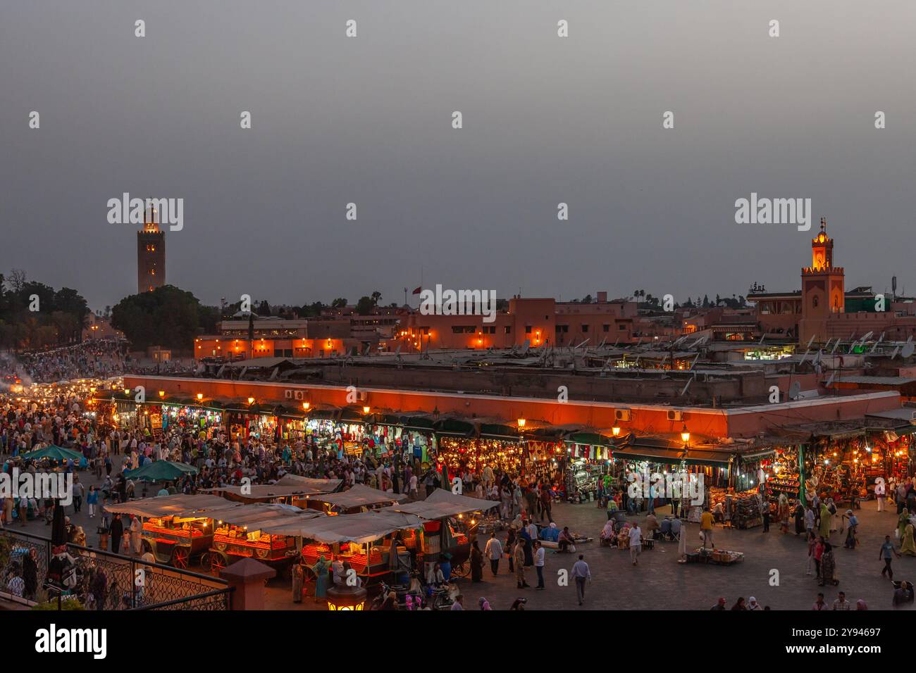 Piazza Jemaa el Fna a Marrakech di notte. Minareto della Moschea di Koutoubia Foto Stock