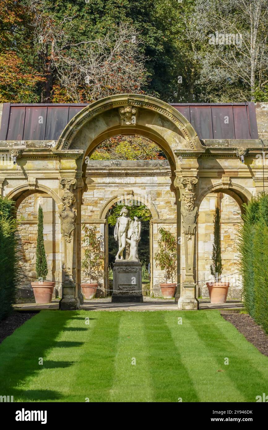 Hever, Regno Unito. 4 ottobre 2024. Intorno ai giardini e all'esterno del castello di Hever nel Kent del XIII secolo Foto Stock
