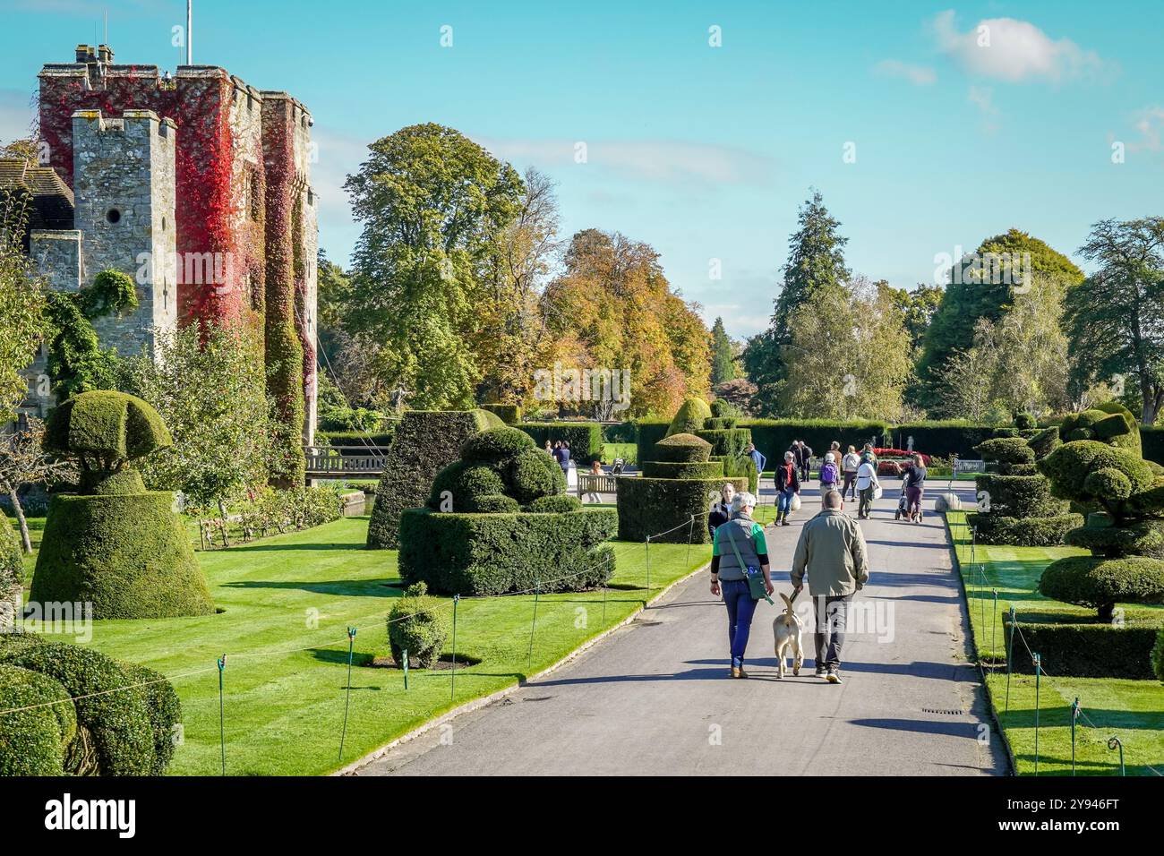Hever, Regno Unito. 4 ottobre 2024. Intorno ai giardini e all'esterno del castello di Hever nel Kent del XIII secolo Foto Stock