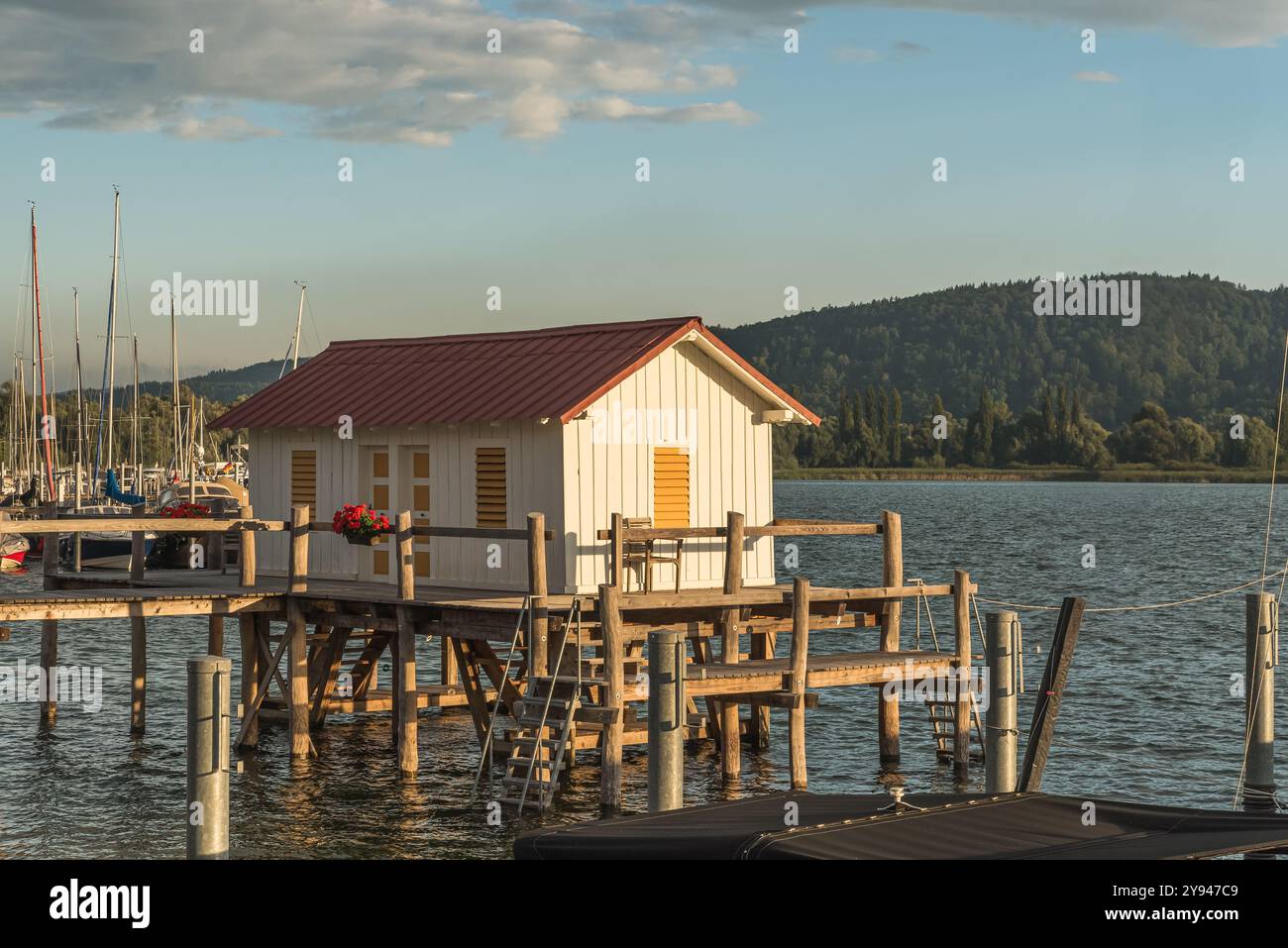 Boathouse nel porto alla luce del mattino, Bodman-Ludwigshafen, Lago di Costanza, Baden-Wuerttemberg, Germania Foto Stock