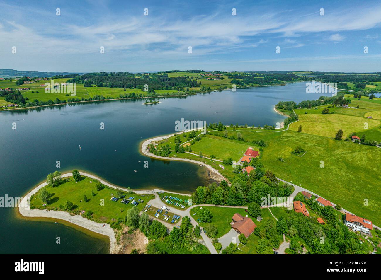 Vista aerea del lago Rottach vicino a Petersthal nella Allgäuer Seenland Foto Stock