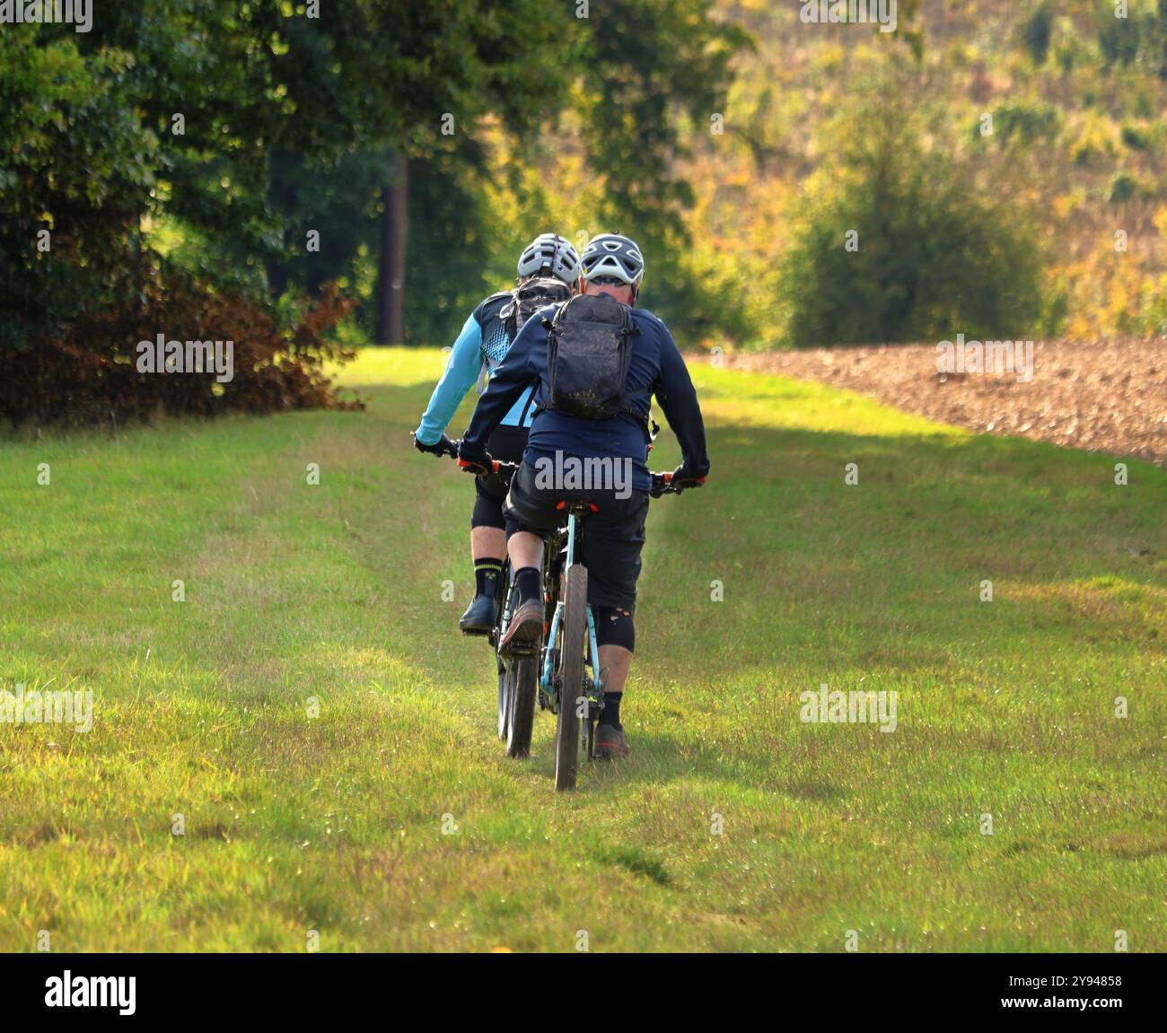 Due mountain bike maschi su un percorso erboso nella campagna inglese Foto Stock