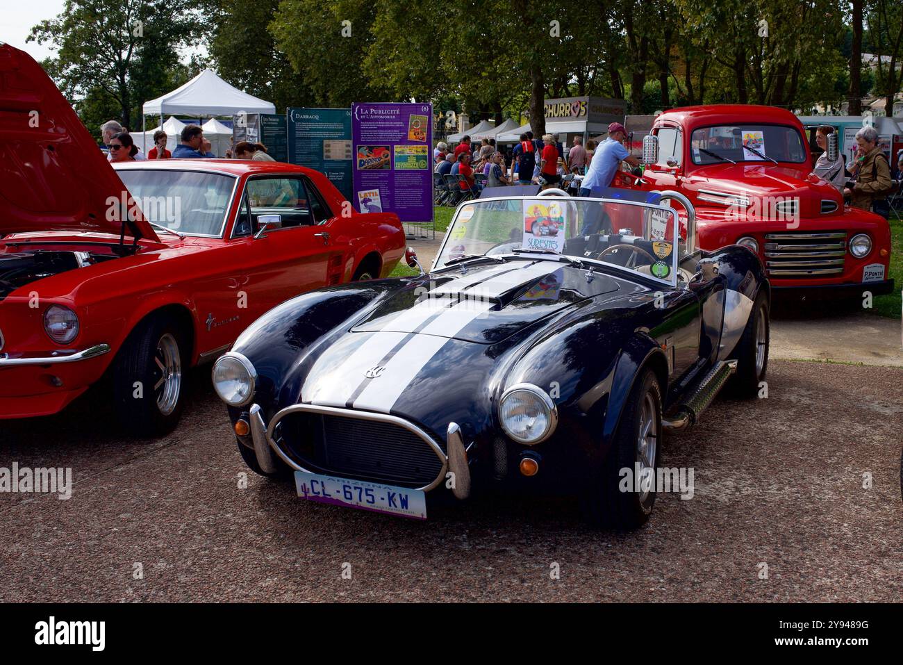 Suresnes, Francia 09.21.2024 Un AC Shelby Cobra blu, una Mustang rossa e un camion Ford F100 rosso in una mostra di auto all'aperto vicino a Parigi Foto Stock