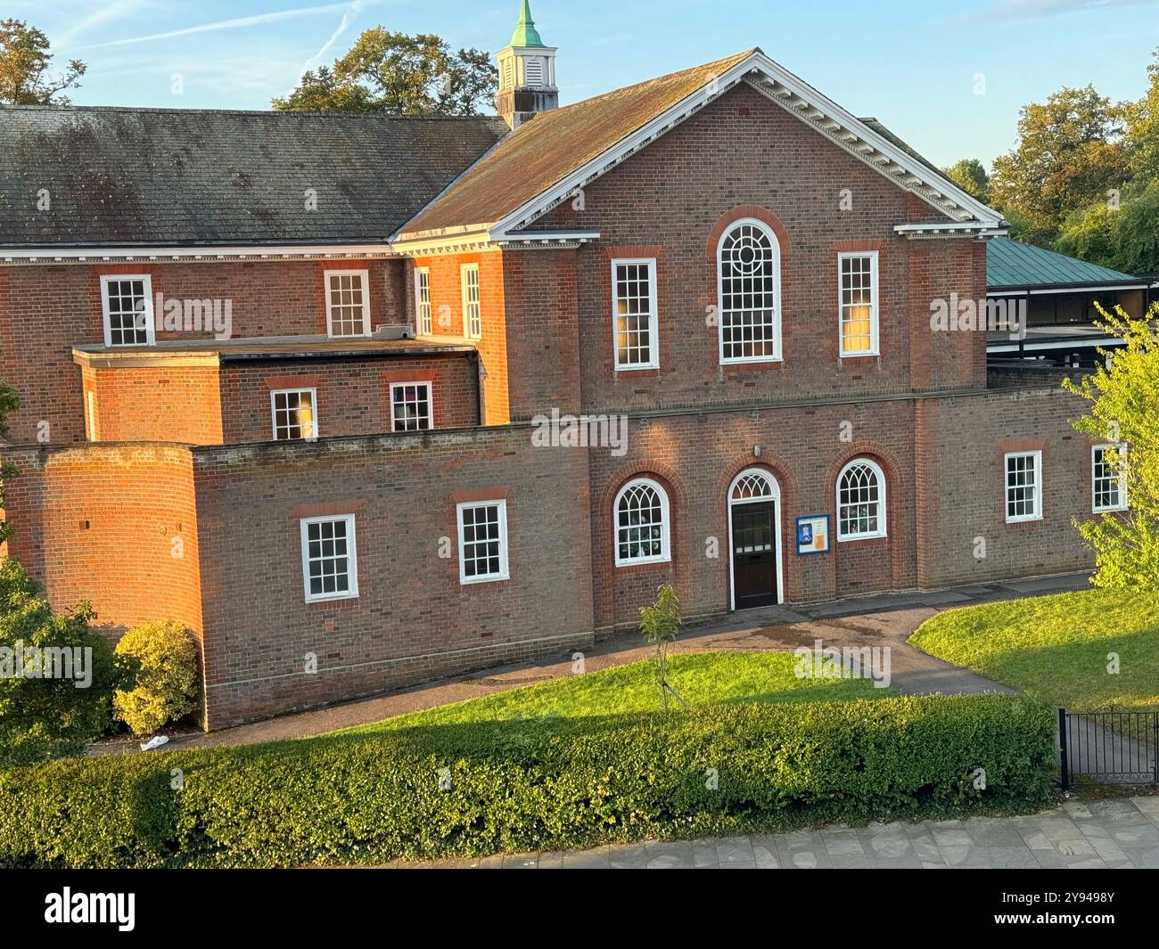 Letchworth, Herts - 15 settembre 2024: Vista libera della Chiesa da Leys Avenue che si illumina di caldo sole mattutino. Foto Stock