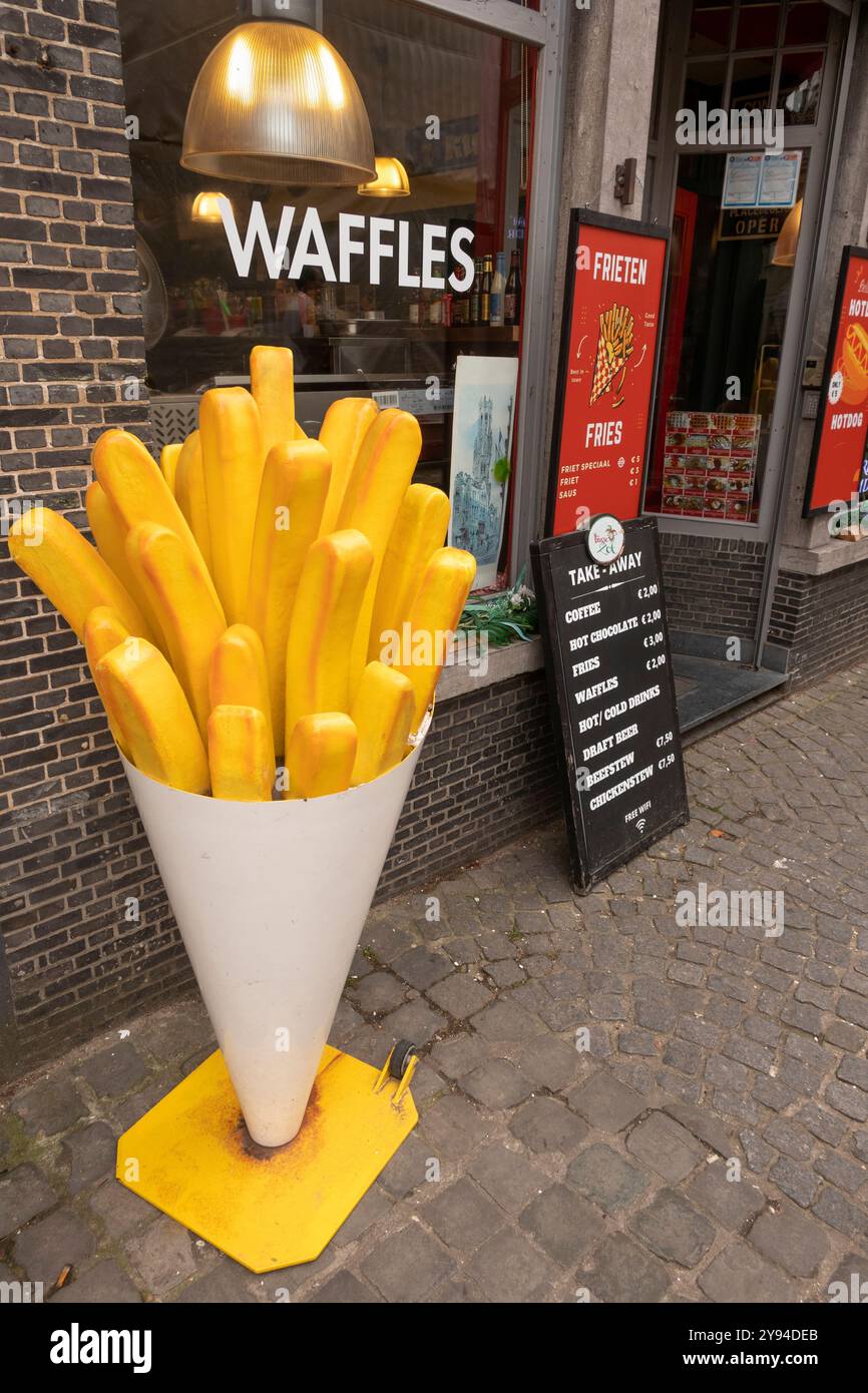 Belgio, Fiandre, Bruges, Wijngaardplein, patatine giganti e menu board all'esterno del fast food turistico Foto Stock