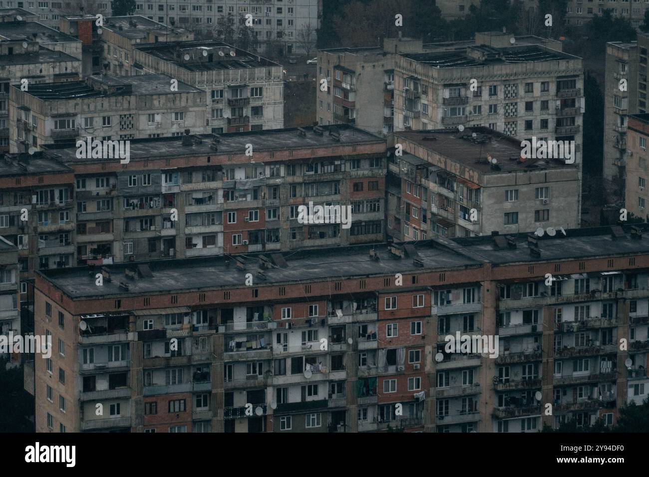 Le vecchie case a pannelli con appartamenti a più piani a Tbilisi, Georgia, costruiti in epoca sovietica. Foto Stock