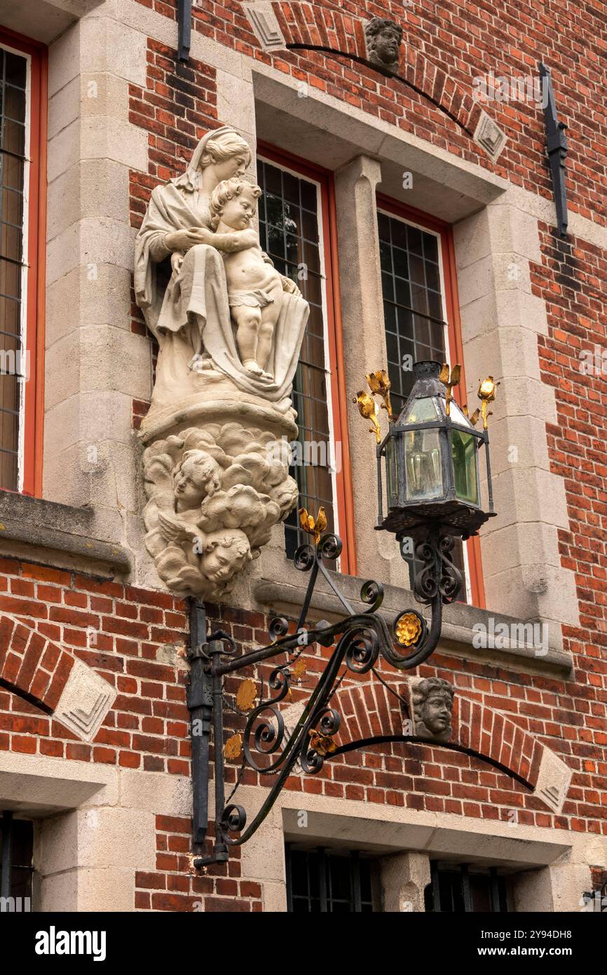 Belgio, Fiandre, Bruges, Wijngaardplein, lampada e statua mariana sul ristorante Maximiliaan van Oostenrijk Foto Stock