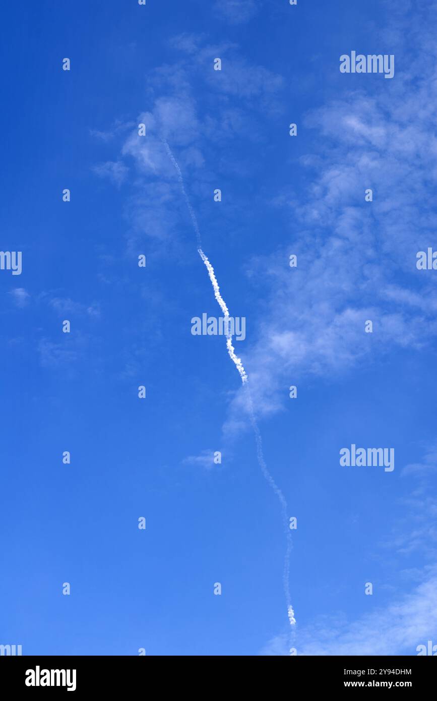 Blue Sky con White Tracer Missile Trail sopra gli edifici della città durante le operazioni di razzo militare Warzone Atmosphere Defense Action Aerial Combat Urban W. Foto Stock