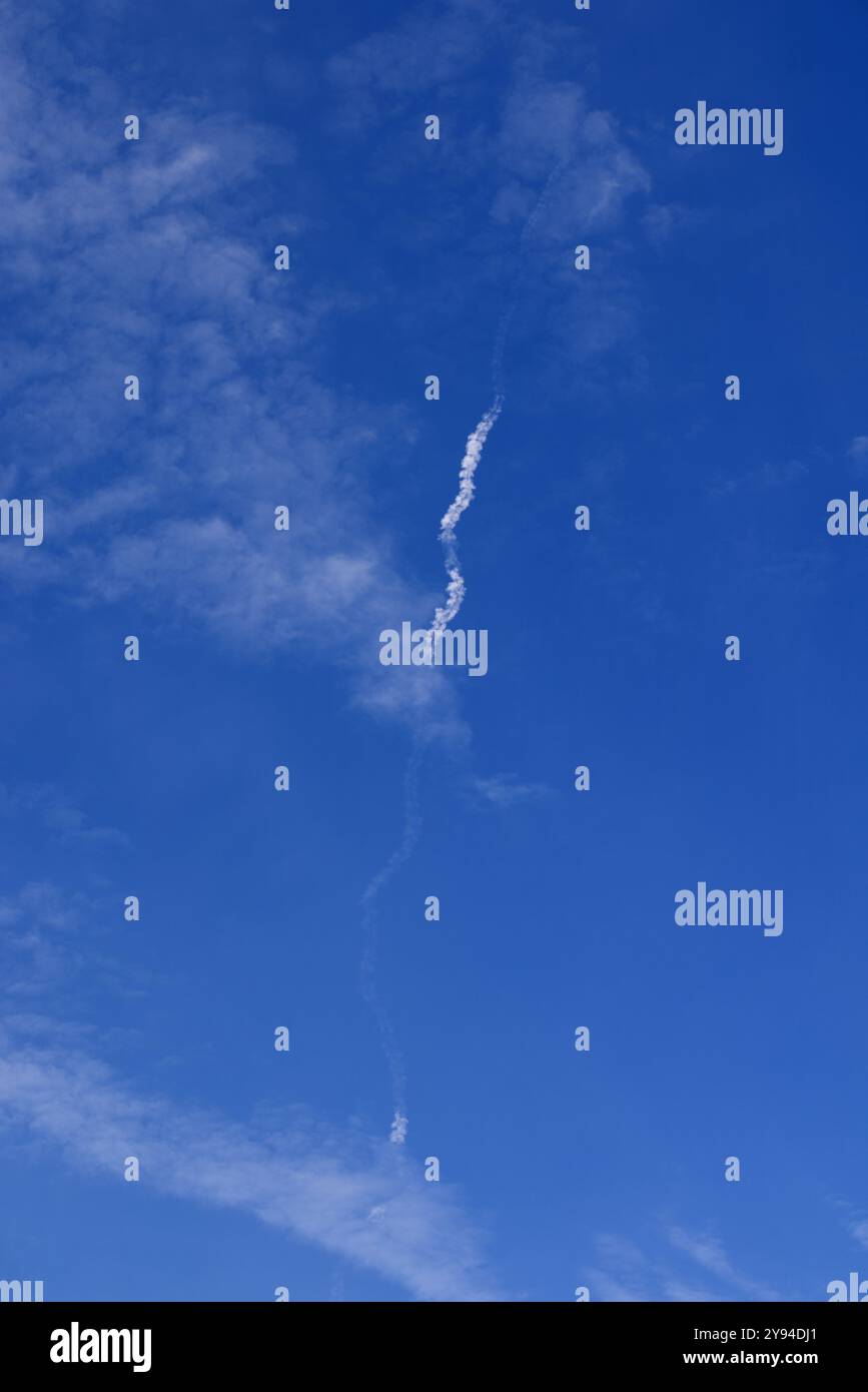 Blue Sky con White Tracer Missile Trail sopra gli edifici della città durante le operazioni di razzo militare Warzone Atmosphere Defense Action Aerial Combat Urban W. Foto Stock