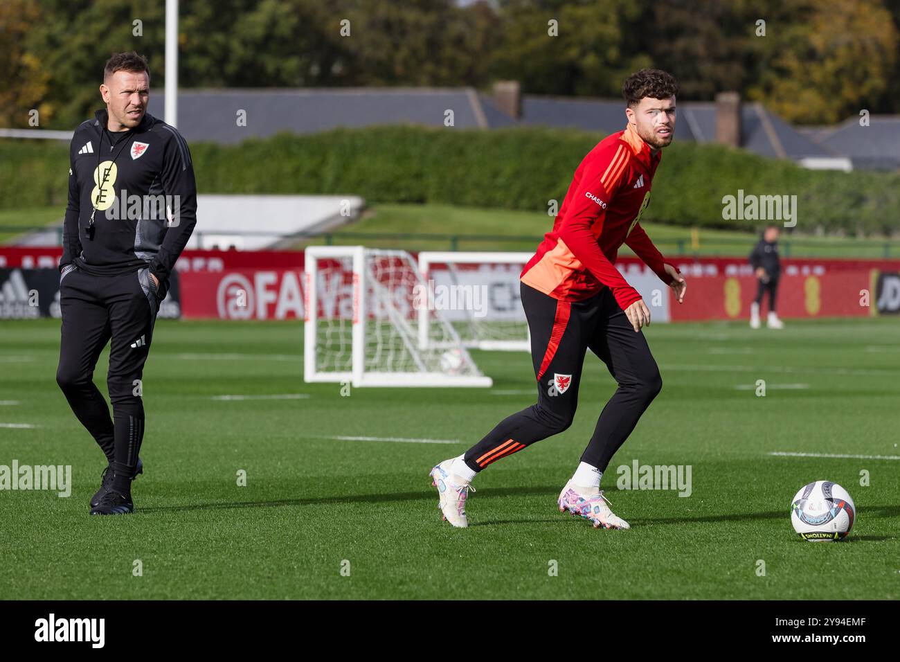 PONTYCLUN, GALLES - 7 OTTOBRE 2024: Neco Williams del Galles e Craig Bellamy, National Team Manager del Galles durante una sessione di allenamento gallese presso la vale Re Foto Stock