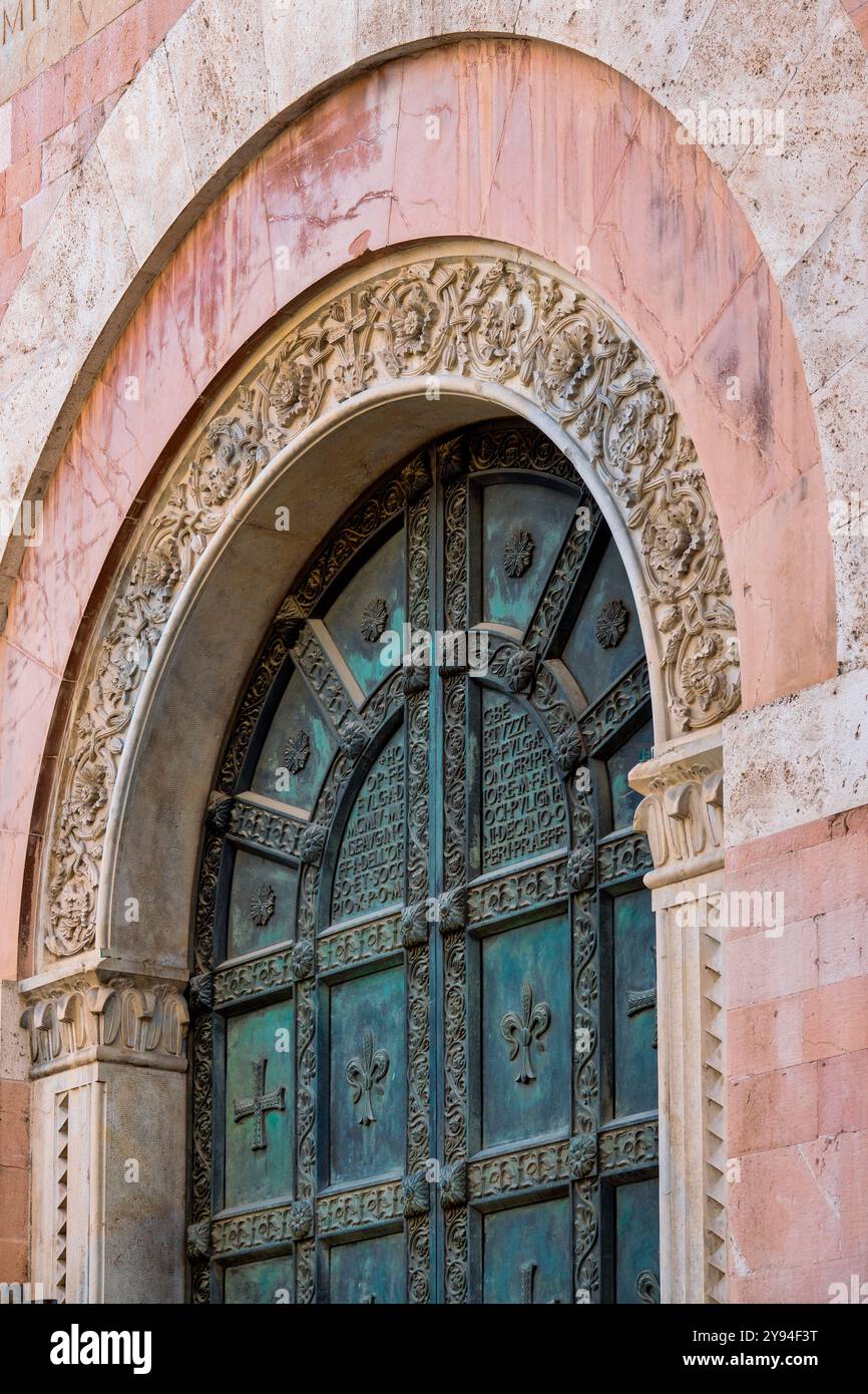 La porta in bronzo riccamente decorata della Cattedrale di San Feliciano a Foligno, in Italia, presenta intricate incisioni e motivi romanici Foto Stock