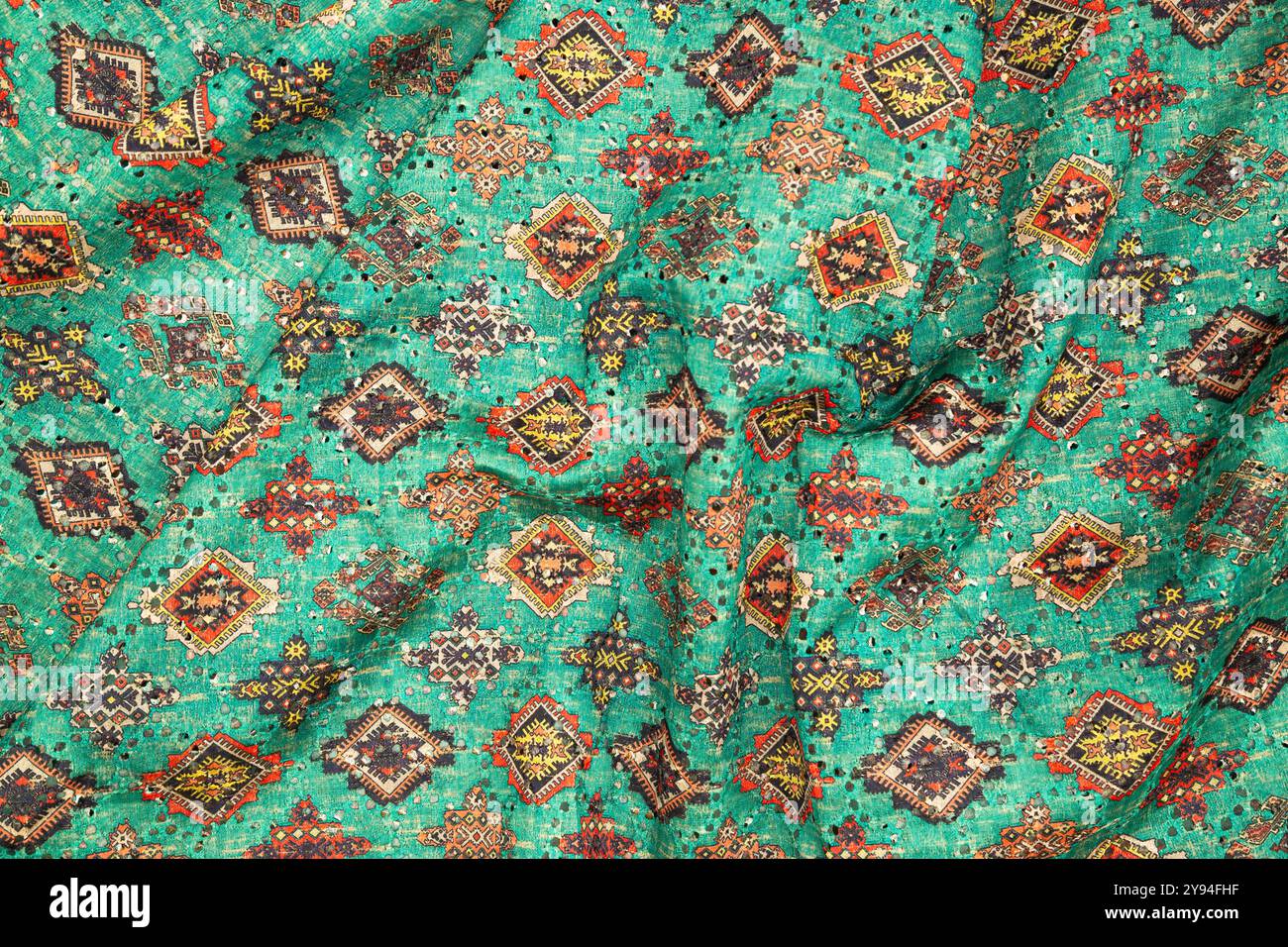 Tessuto persiano verde con disegni geometrici intricati e colorati e uno stile vintage Foto Stock