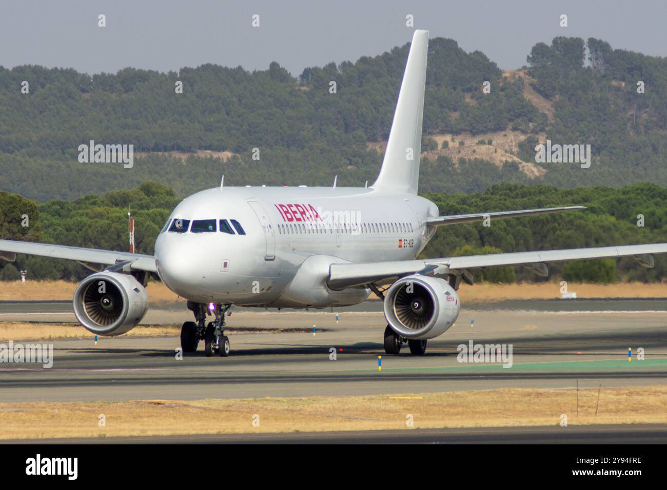 Airbus A319 della compagnia aerea Iberia che atterra all'aeroporto Barajas di Madrid visto dal punto di vista di Barajas. Foto Stock