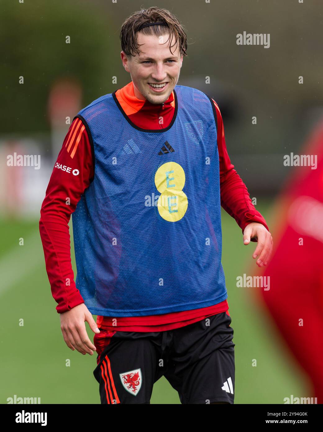 PONTYCLUN, REGNO UNITO. 8 ottobre 2024. Charlie Savage del Galles durante una sessione di allenamento gallese presso il vale Resort in vista della partita UEFA Nations League 2025 contro l'Islanda allo stadio Laugardalsvöllur l'11 ottobre. (PIC di John Smith/FAW) credito: Football Association of Wales/Alamy Live News Foto Stock