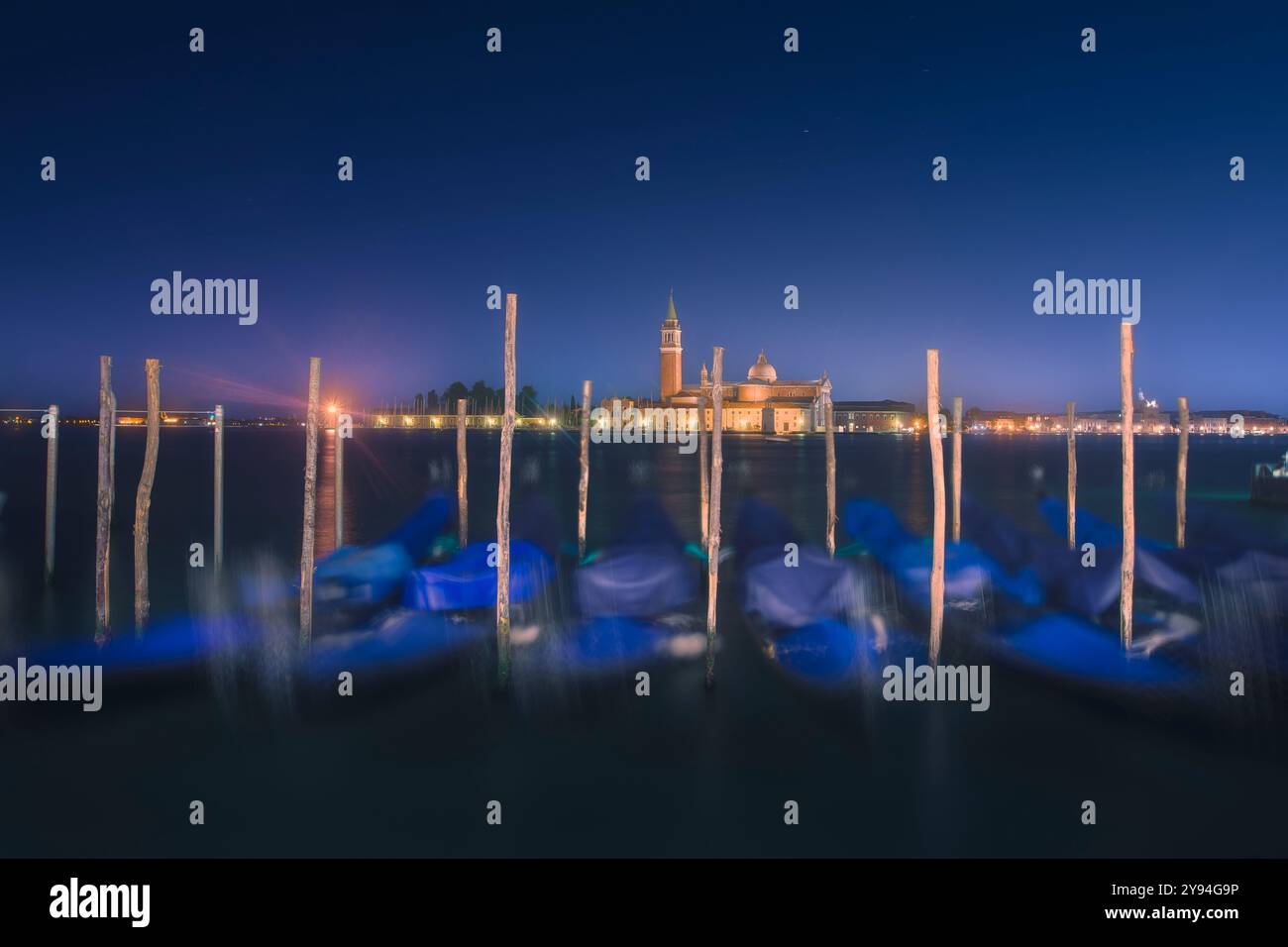 Ora blu sulle gondole e sulla chiesa di San Giorgio maggiore. Fotografia a lunga esposizione. Venezia, Veneto, Italia Foto Stock