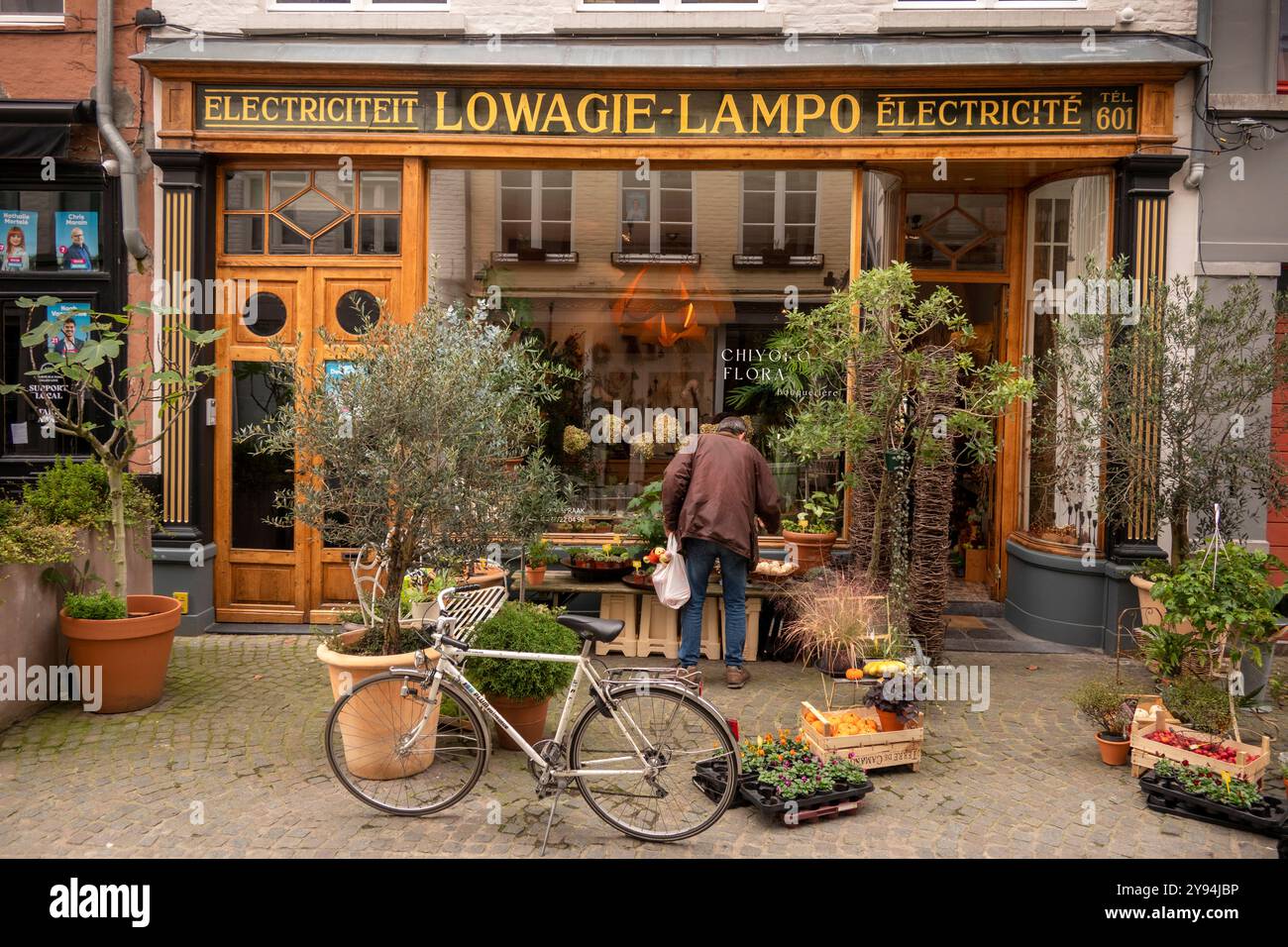 Belgio, Fiandre, Bruges, Josef Suveestraat, Chiyoko Flora fioraio in un ex negozio di elettricità con cartello dorato originale Foto Stock