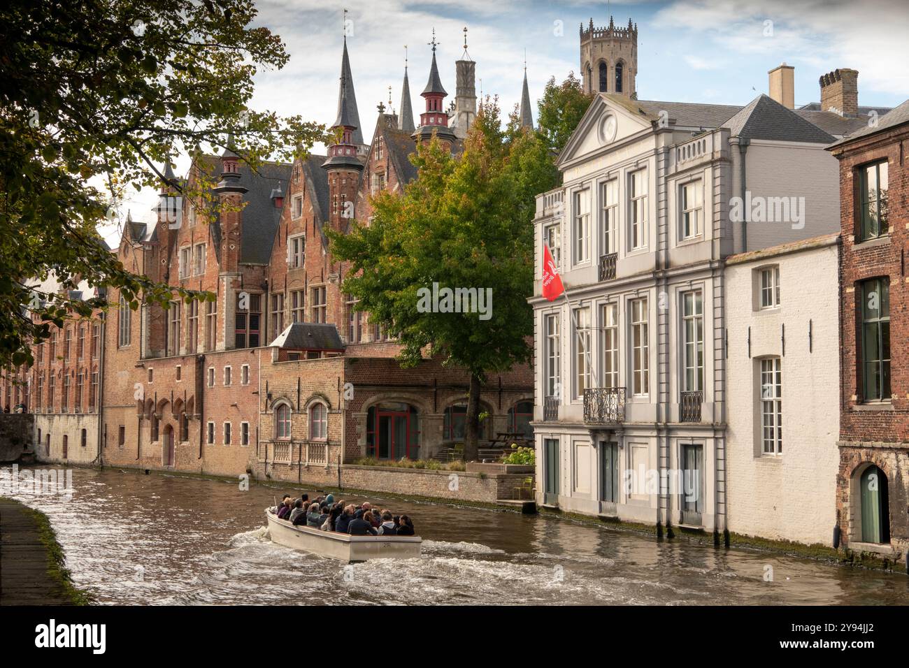 Belgio, Fiandre, Bruges, Groenerei, barca turistica che si avvicina al municipio di Stadhuis Foto Stock