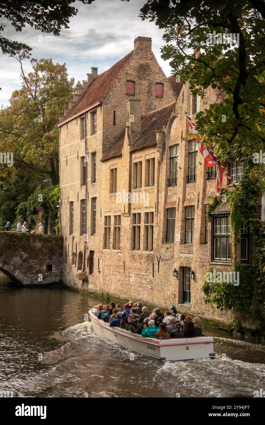 Belgio, Fiandre, Bruges, Groenerei, barca turistica che si avvicina al ponte Meestraat Foto Stock
