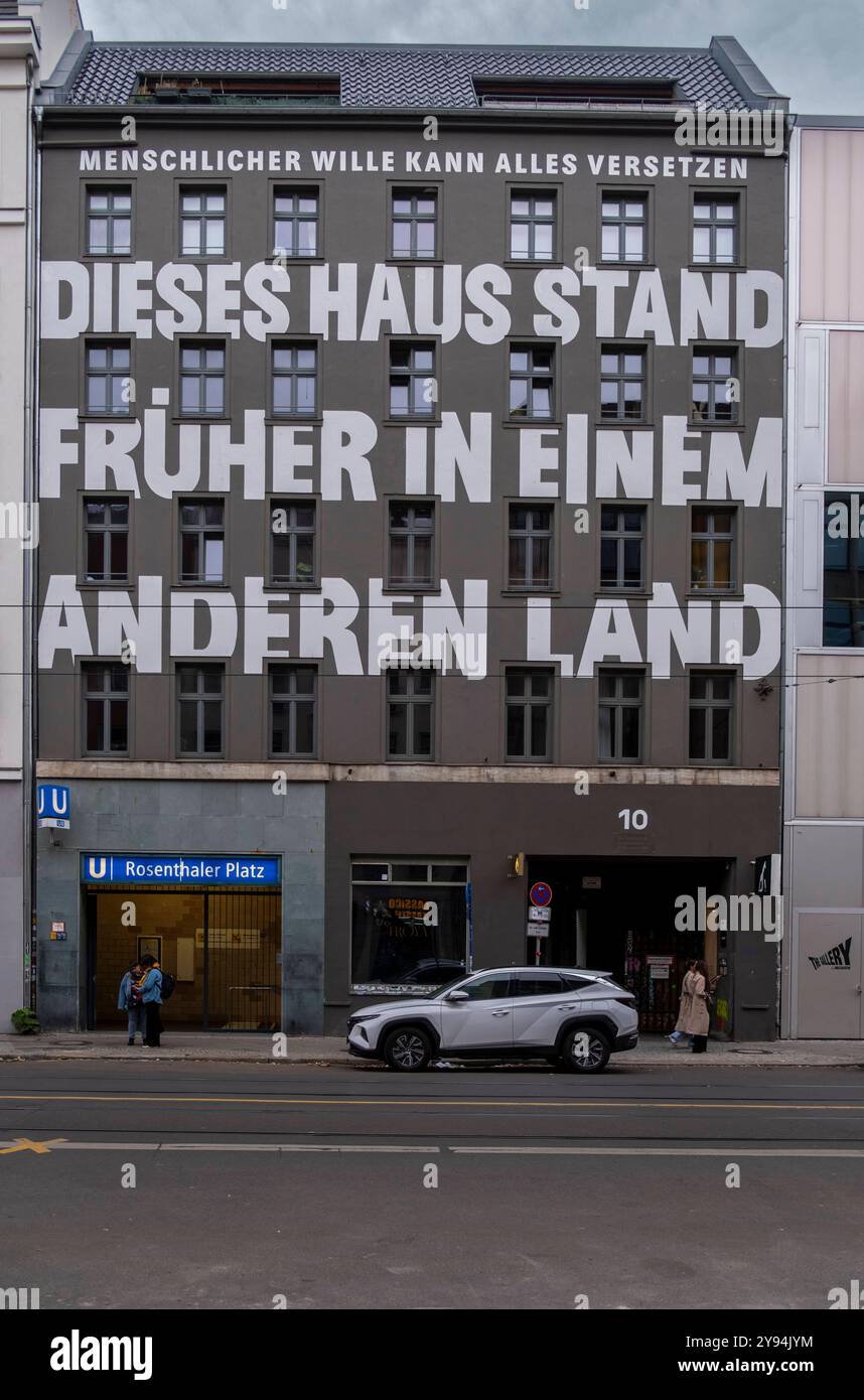 Systemwechsel Deutschland, Berlin,15.09.2024, Haus Brunnenstraße 10, Menschlicher Wille kann Alles versetzen, Dieses Haus stand früher in einem anderen Land, Eingang U-Bahnhof Rosenthaler Platz, Â *** System Change Germany, Berlin,15 09 2024, House Brunnenstraße 10, Human Will CAN move everything, questa casa era in un altro paese, Entrance U Bahnhof Platz, Entrance U Bahnhof, Rosenthhof Platz, Rosenthaler Platz, Rosenthaler Â Foto Stock