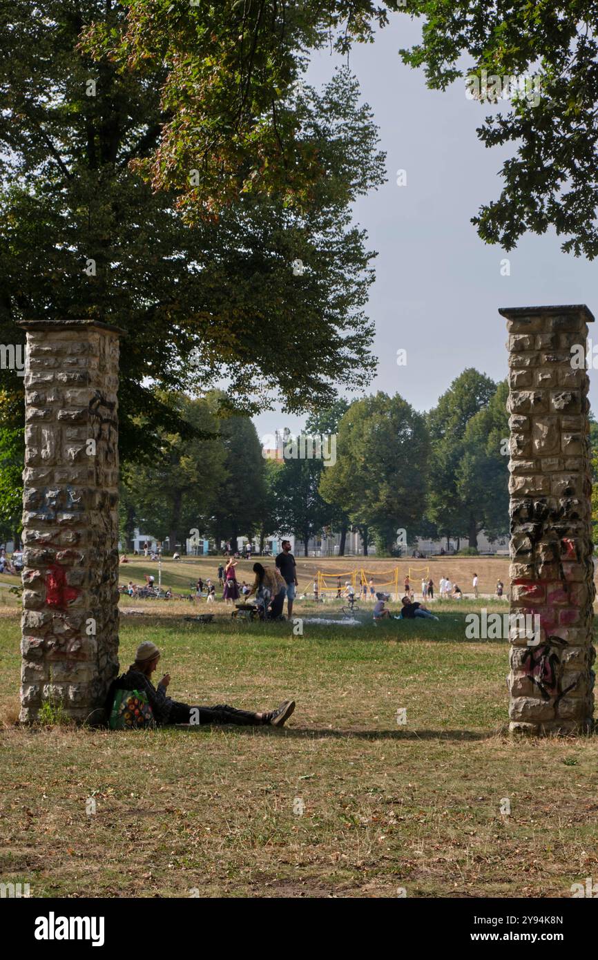 Chillen Deutschland, Berlino, 01.09.2024, Volkspark Friedrichshain, Bürger beim Grillen... Â *** Chillen Germania, Berlino, 01 09 2024, Volkspark Friedrichshain, cittadini che hanno un barbecue , Â Foto Stock