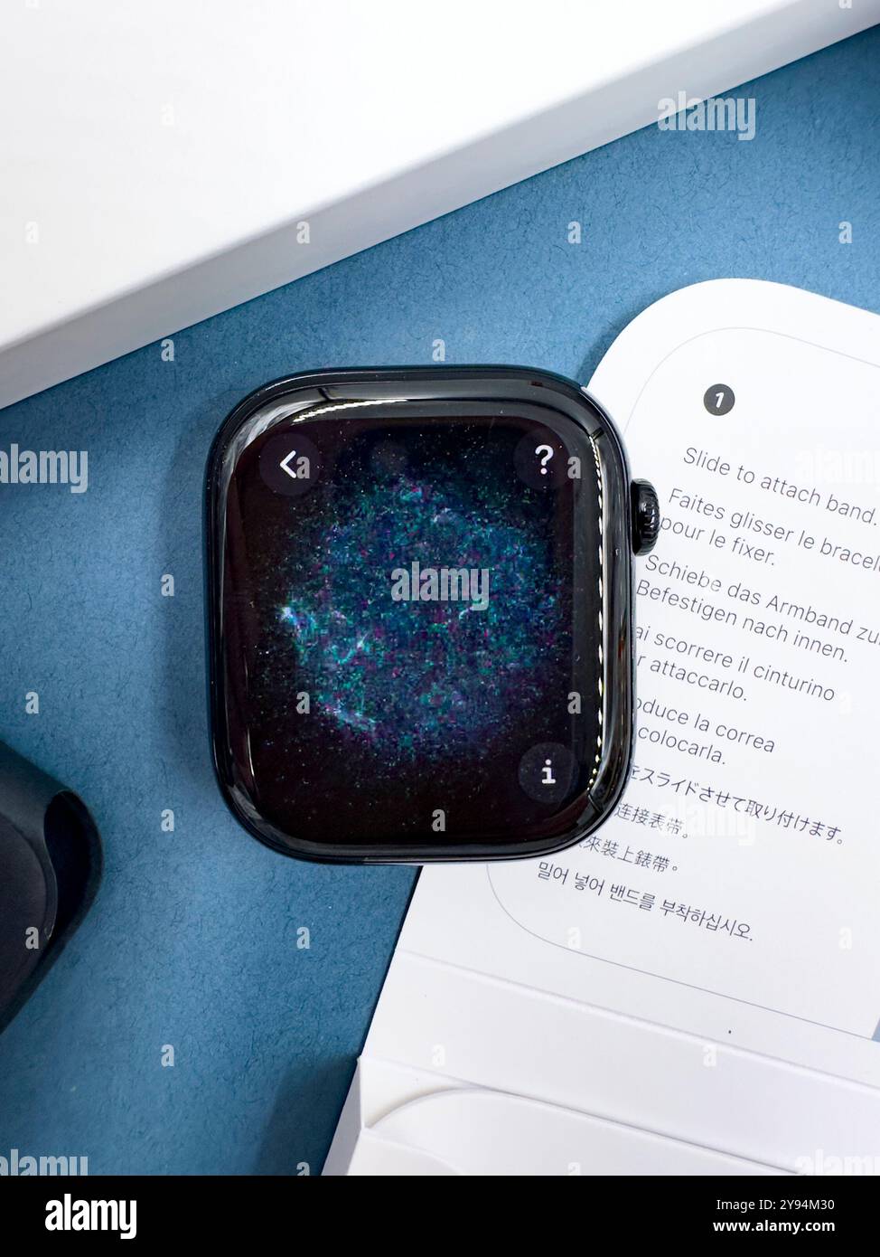 Confezione con la nuova configurazione dello smartwatch Apple Watch serie 10 del 2024, unboxing e braccialetto intercambiabile su sfondo blu Design elegante - Immagine stock catturata con smartphone