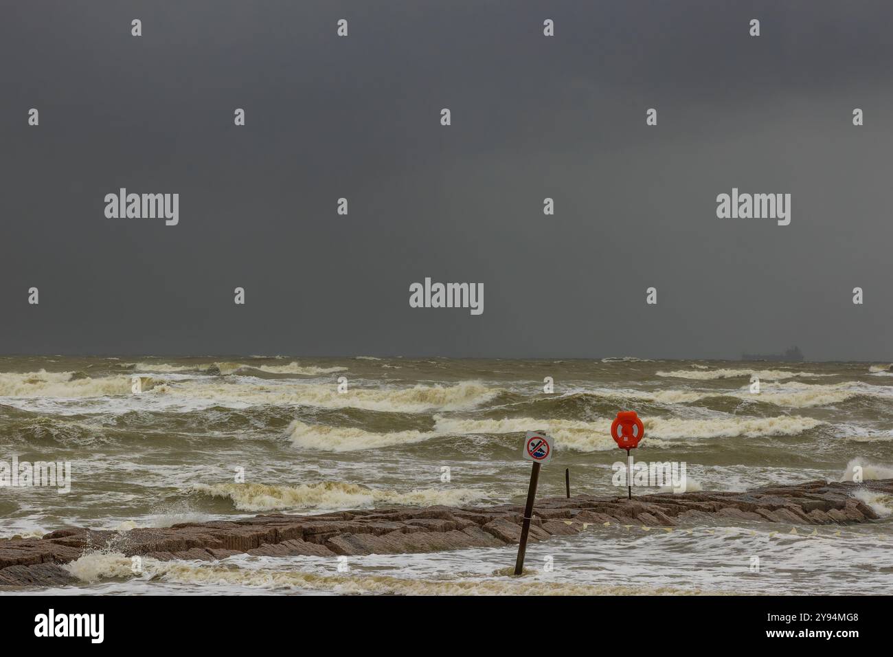 Mare agitato, vento e pioggia hanno chiuso la spiaggia a Galveston , Texas durante la tempesta tropicale Alberta. Foto Stock