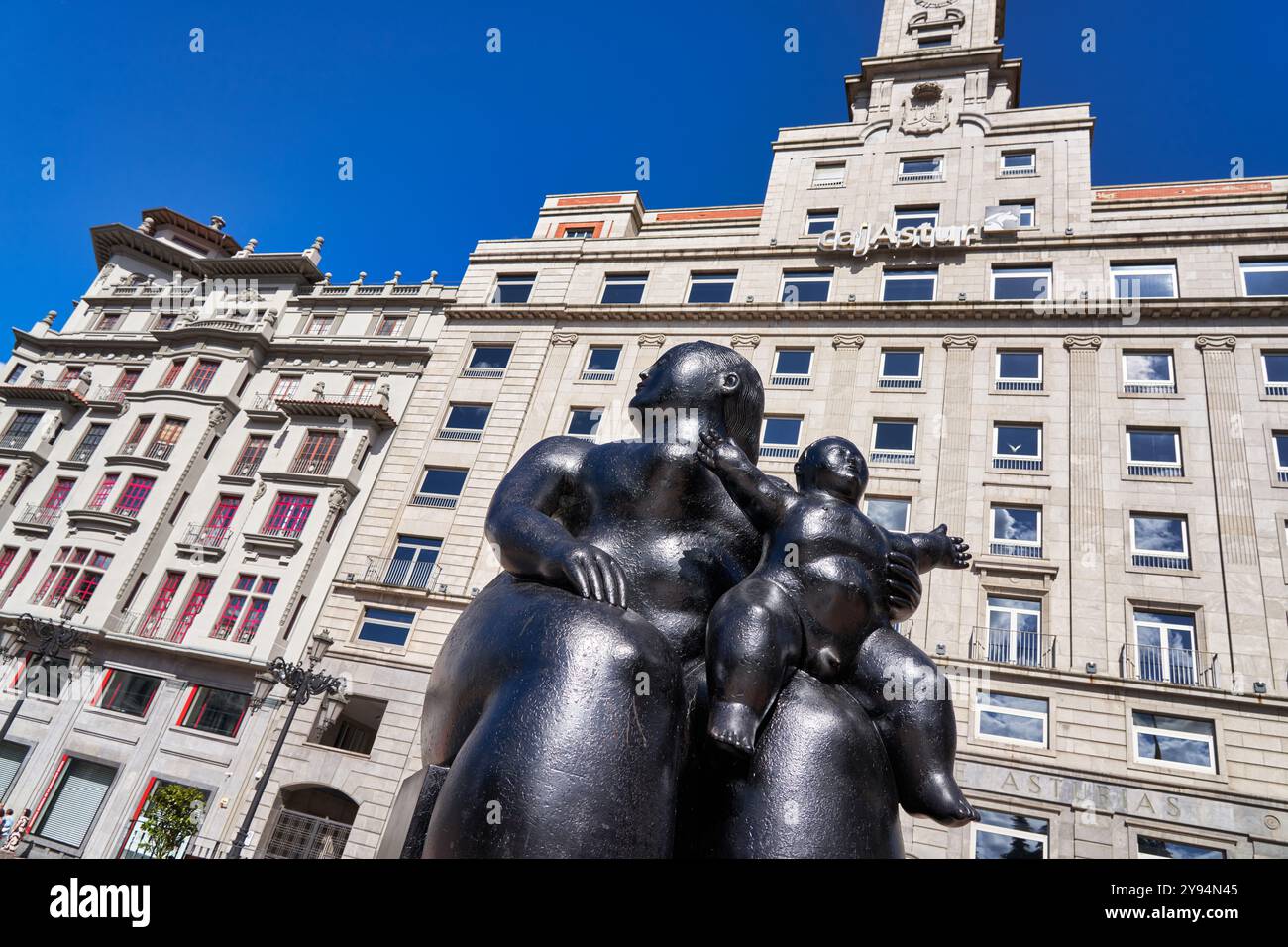 La maternità, 1989, scultura urbana di Fernando Botero, piazza Escandalera, Oviedo, Asturie, Spagna Foto Stock