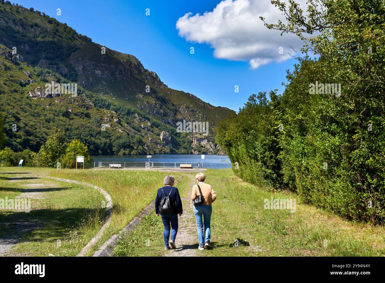 Un paio di amiche che camminano, Rioseco Reservoir, Rioseco, Asturie, Spagna Foto Stock