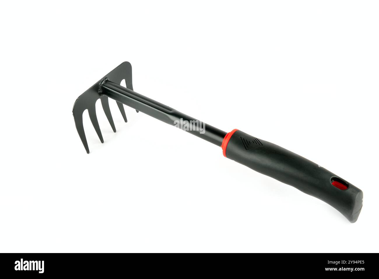Un rastrello isolato su sfondo bianco, vista dall'alto. Attrezzo da giardinaggio Foto Stock