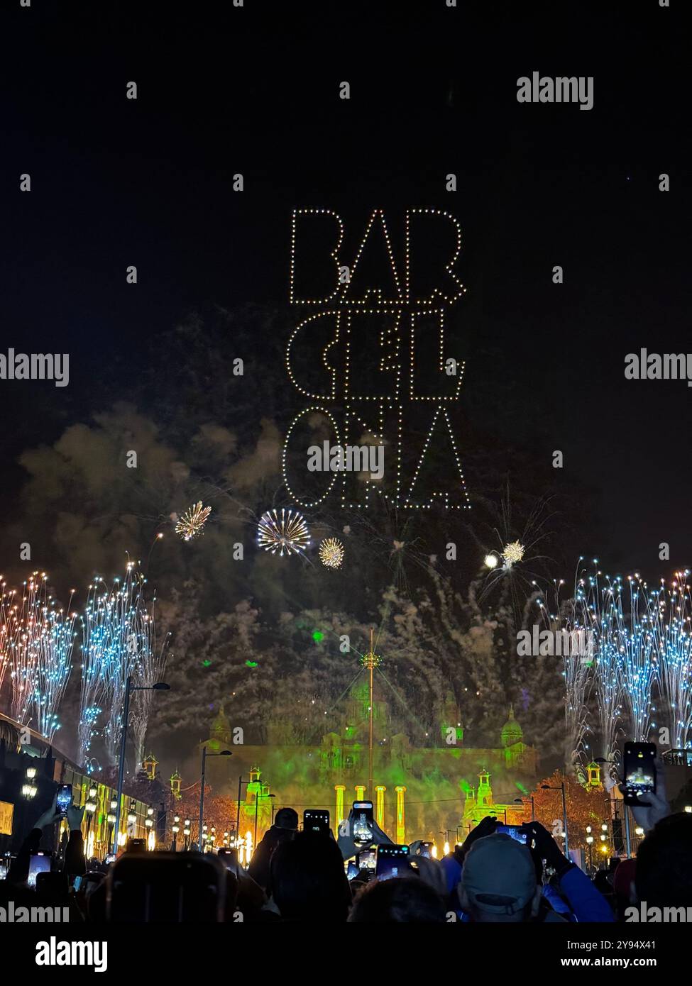 Spettacolo di droni che celebra il nuovo anno a Barcellona, Catalogna, Spagna (2024) Foto Stock