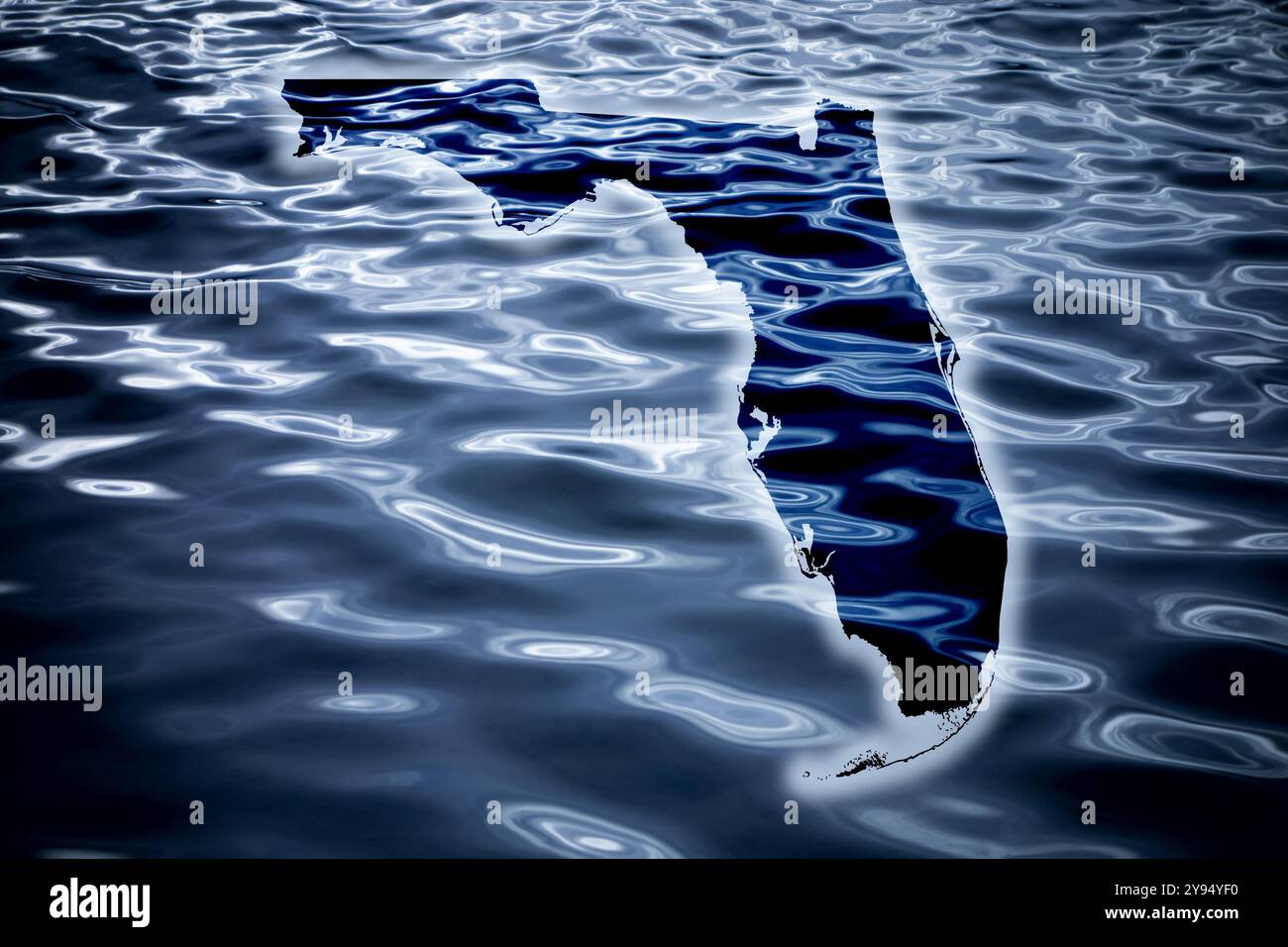 Superficie d'acqua fangosa con mappa dello stato della Florida negli Stati Uniti come simbolo di inondazioni e piogge intense nel paese Foto Stock