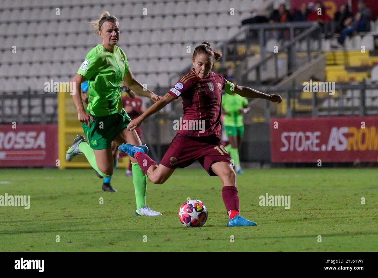 Roma, Italia. 8 ottobre 2024. COME Manuela Giugliano della Roma durante la UEFA Women's Champions League 2024/2025 gruppo A tra AS Roma e Wolfsburg allo stadio tre Fontane di Roma l'8 ottobre 2024. Sport - calcio. (Foto di Fabrizio Corradetti/LaPresse) credito: LaPresse/Alamy Live News Foto Stock