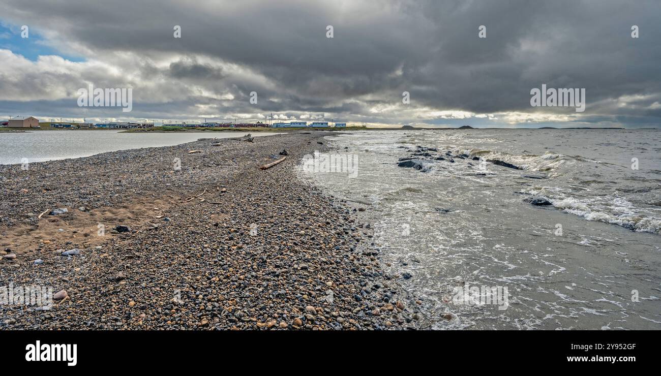 Ghiaia sull'Oceano Artico nella comunità di Tuktoyaktuk, territori del Nord-Ovest, Canada Foto Stock