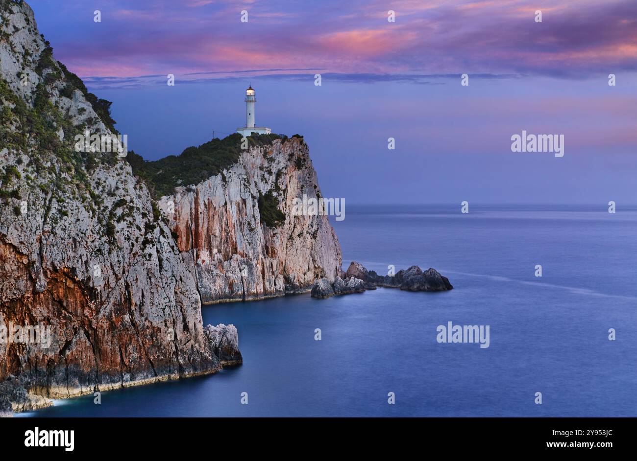 Faro di Lefkada al tramonto, il punto più meridionale dell'isola di Lefkada, Mar Ionio, Grecia Foto Stock