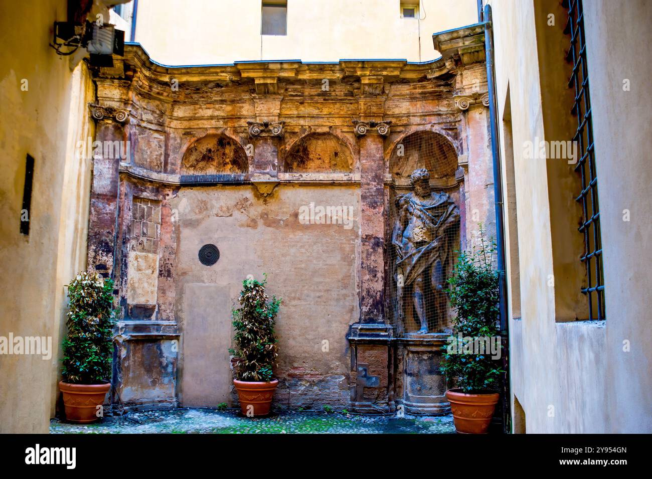 BOLOGNA, ITALIA - 24 SETTEMBRE 2017: Il cortile con la statua di Ercole nella Facoltà di giurisprudenza dell'Università di Bologna, il 24 settembre a Bologna, IT Foto Stock