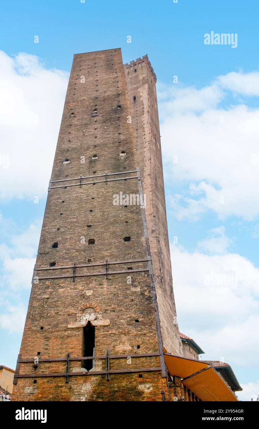 Due Torri (Torri Asinelli e Garisenda), simbolo di Bologna, Italia Foto Stock