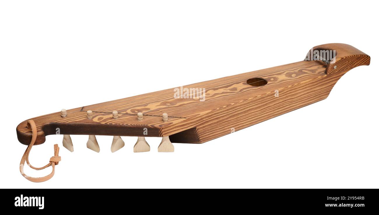 Questa immagine mostra un tradizionale kantele di strumenti a corda in legno, che è un salterio tradizionale finlandese o Baltico. Lo strumento ha un minimale Foto Stock Questa immagine mostra un tradizionale kantele di strumenti a corda in legno, che è un salterio tradizionale finlandese o Baltico. Lo strumento ha un minimale Foto Stock