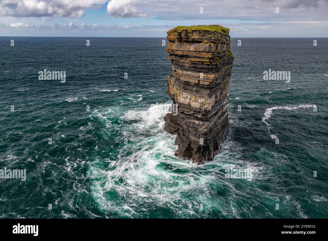 Le iconiche faraglioni di mare Downpatrick Head, anche Dun Briste, Contea di Mayo, Irlanda, nelle giornate nuvolose Foto Stock