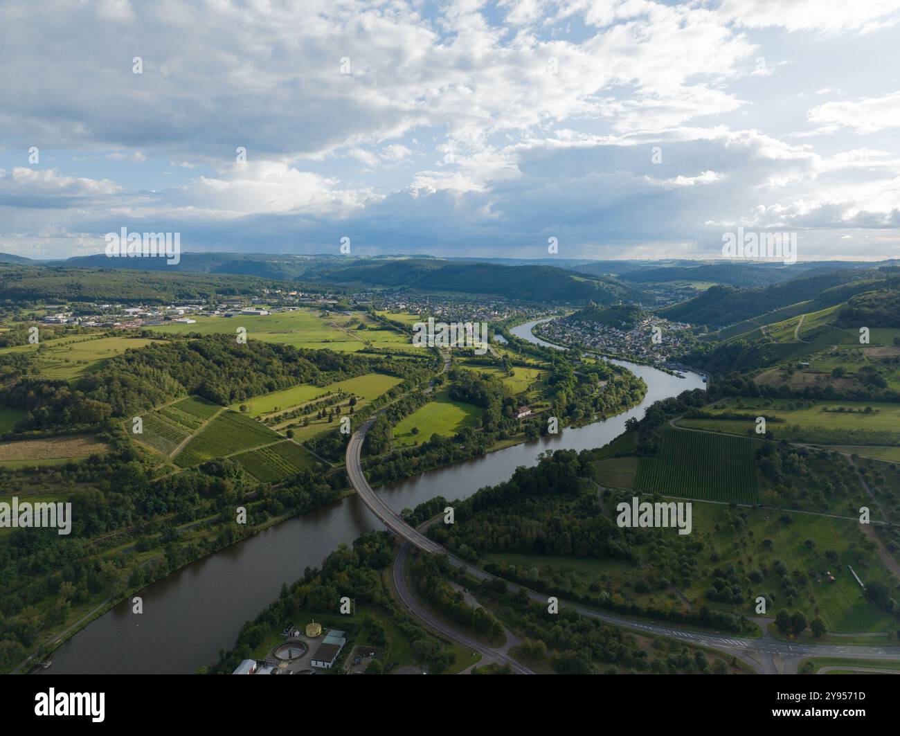 Paesaggio collinare nel distretto di Treviri Saarburg, Germania. Fiume Saar, di giorno. Foto Stock