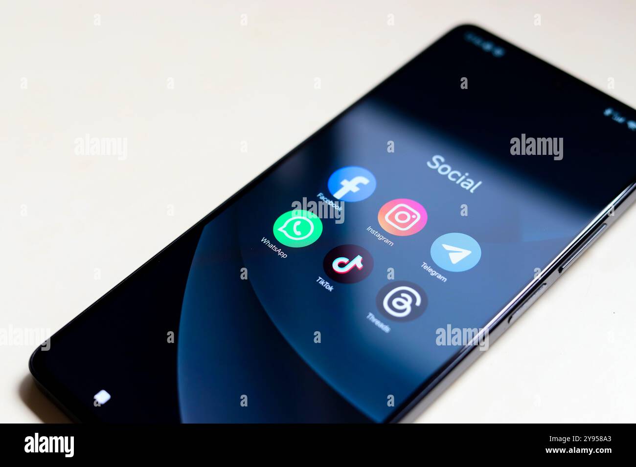 8 ottobre 2024, Brasile. In questa immagine, il logo delle app Facebook, Instagram, WhatsApp, TikTok e Threads viene visualizzato su uno smartphone Foto Stock