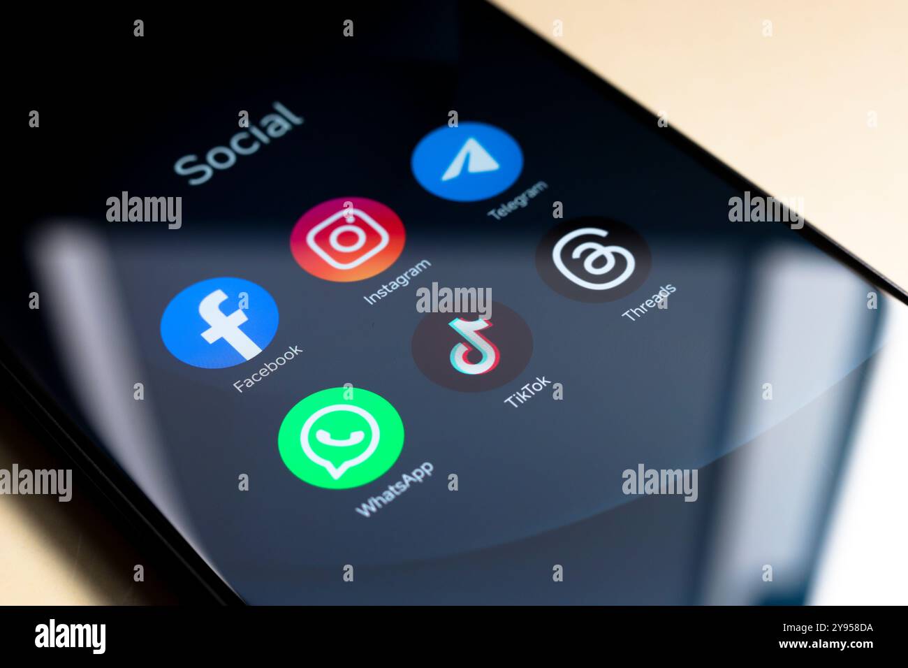 8 ottobre 2024, Brasile. In questa immagine, il logo delle app Facebook, Instagram, WhatsApp, TikTok e Threads viene visualizzato su uno smartphone Foto Stock