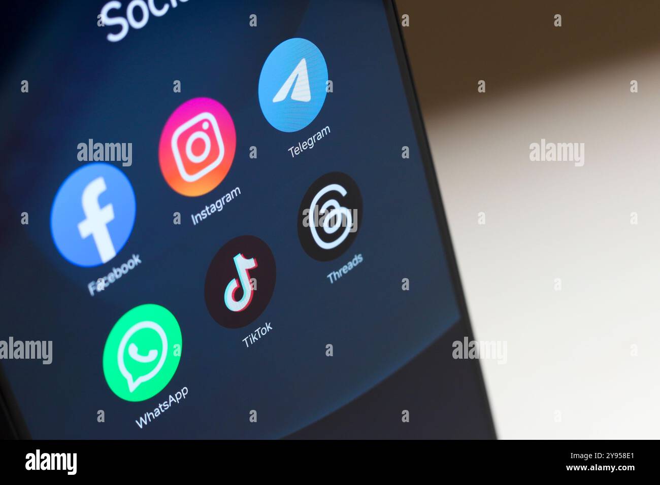 8 ottobre 2024, Brasile. In questa immagine, il logo delle app Facebook, Instagram, WhatsApp, TikTok e Threads viene visualizzato su uno smartphone Foto Stock