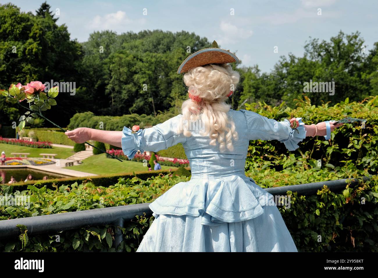 Un cantante d'opera si esibisce sul palco davanti a una folla in un parco castello ben tenuto ad Arcen, Paesi Bassi Foto Stock