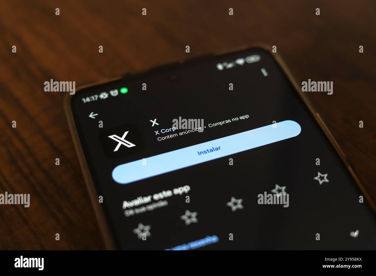 8 ottobre 2024, Brasile. In questa immagine, il logo dell'app X (Twitter) viene visualizzato sullo schermo di uno smartphone Foto Stock