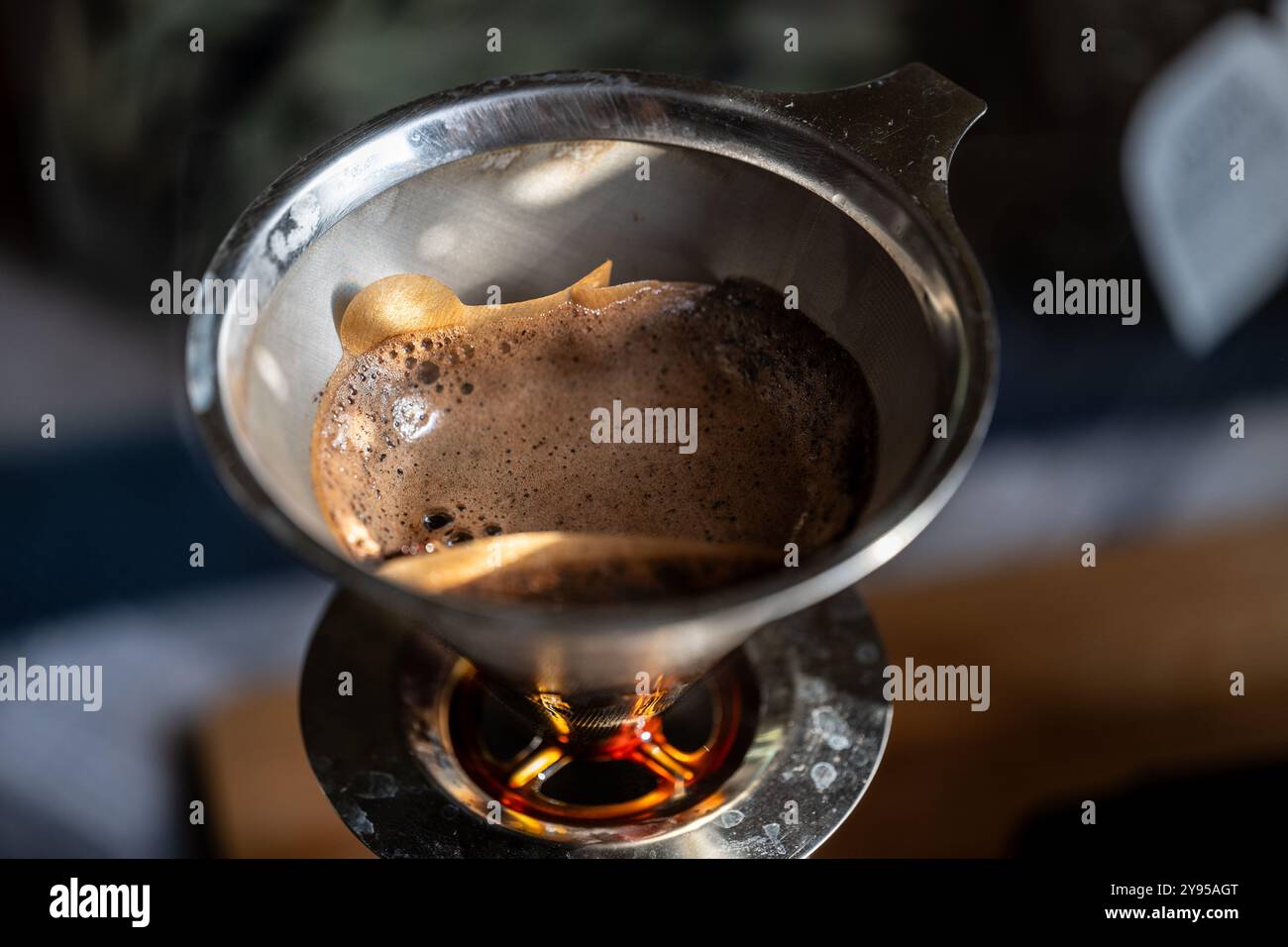 Preparare caffè al mattino Foto Stock