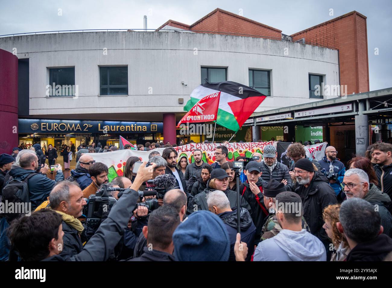 Roma, RM, Italia. 8 ottobre 2024. Gli studenti delle scuole superiori e universitarie si riuniscono per una marcia non autorizzata a sostegno della Palestina e per protestare contro la vendita di armi a Israele. Vogliono raggiungere il sito di un evento sponsorizzato da Leonardo Spa, l'azienda accusata di vendere armi. Dopo una trattativa con la polizia inizia la marcia. (Credit Image: © Marco di Gianvito/ZUMA Press Wire) SOLO PER USO EDITORIALE! Non per USO commerciale! Foto Stock